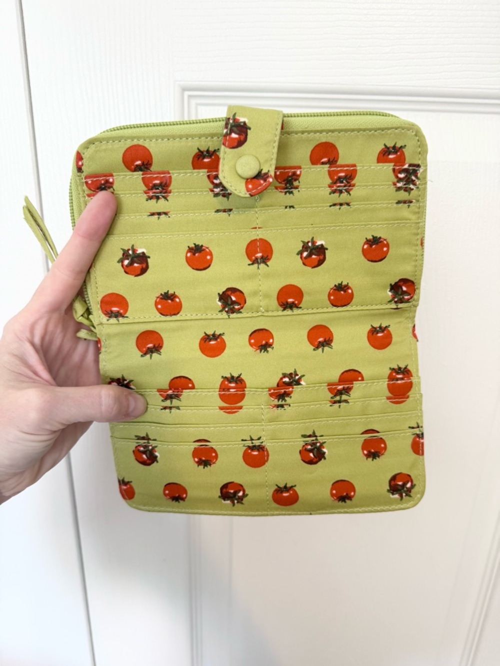 NWT Vera Bradley Large Tab Wallet Tiny Tomatoes Palm Quilted Cotton Organizer - Picture 4 of 6